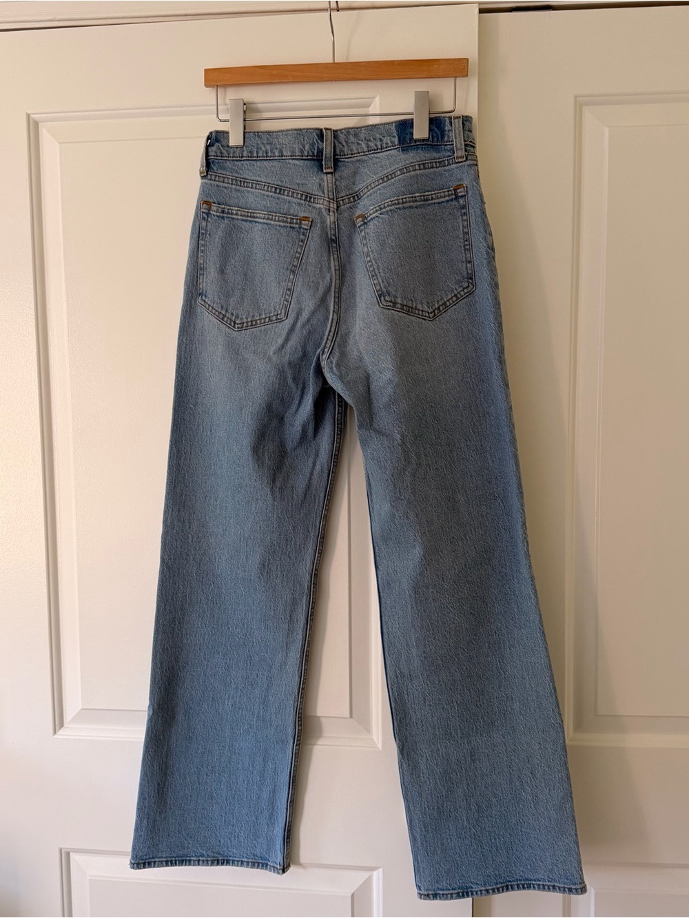 Abercrombie & Fitch High Rise 90s Relaxed Jean in Light Wash *New with Tags* - Picture 2 of 4
